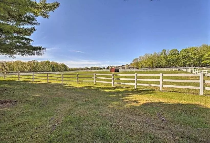 Peaceful Farmhouse W/ Fire Pit: Near Town & Lake!