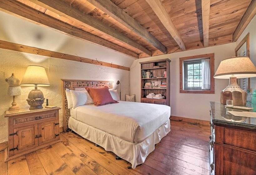 Peaceful Farmhouse W/ Fire Pit: Near Town & Lake!