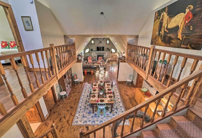 Peaceful Farmhouse W/ Fire Pit: Near Town & Lake!