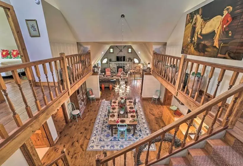 Peaceful Farmhouse W/ Fire Pit: Near Town & Lake!