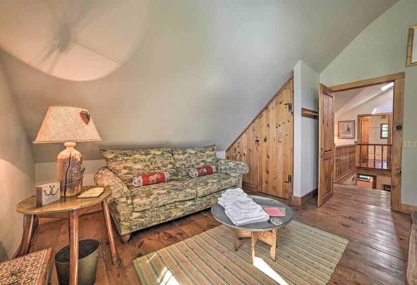 Peaceful Farmhouse W/ Fire Pit: Near Town & Lake!