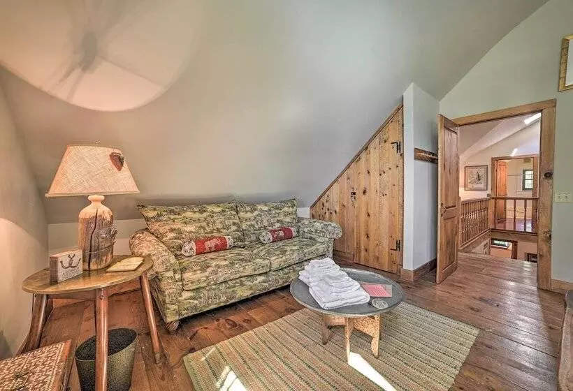 Peaceful Farmhouse W/ Fire Pit: Near Town & Lake!