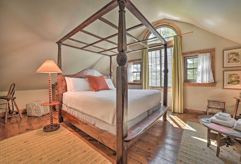 Peaceful Farmhouse W/ Fire Pit: Near Town & Lake!