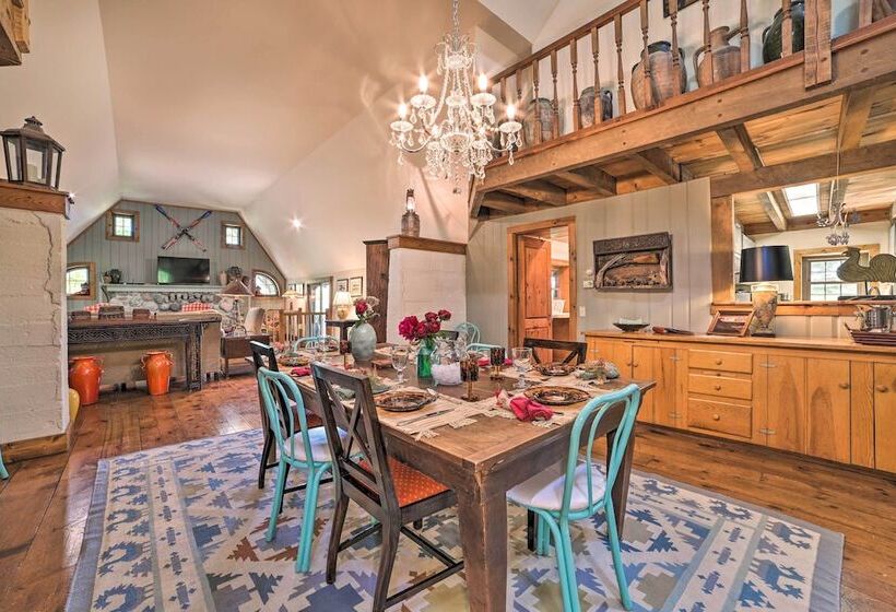 Peaceful Farmhouse W/ Fire Pit: Near Town & Lake!