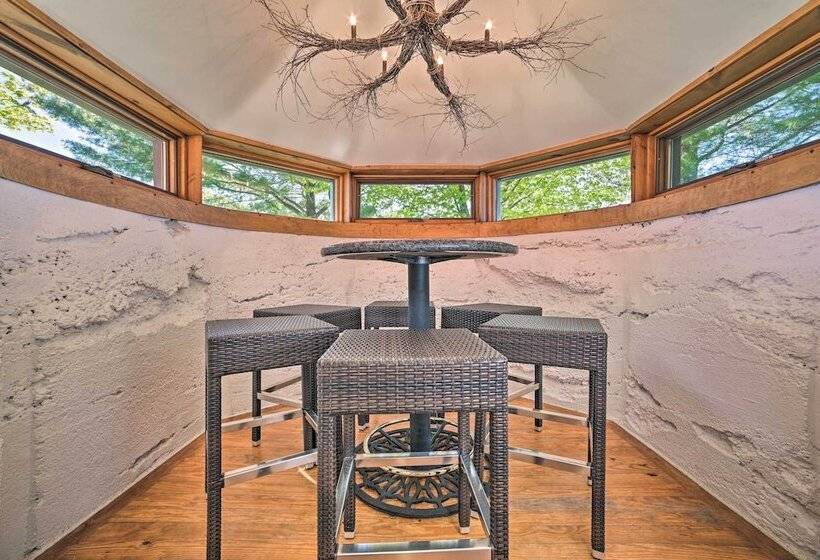 Peaceful Farmhouse W/ Fire Pit: Near Town & Lake!