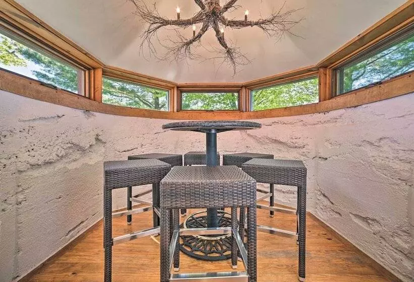 Peaceful Farmhouse W/ Fire Pit: Near Town & Lake!