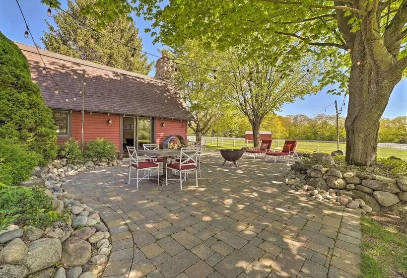 Peaceful Farmhouse W/ Fire Pit: Near Town & Lake!