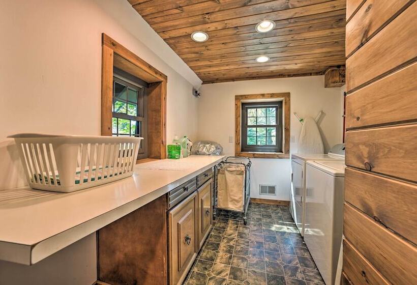 Peaceful Farmhouse W/ Fire Pit: Near Town & Lake!