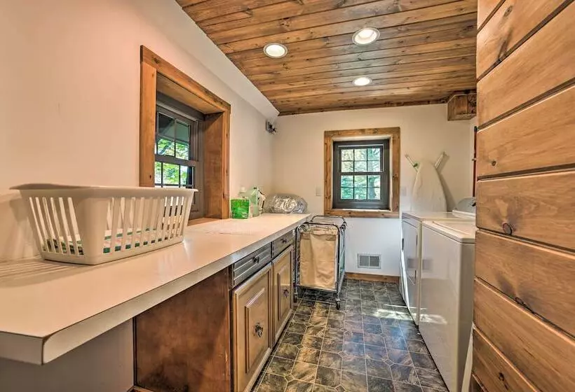 Peaceful Farmhouse W/ Fire Pit: Near Town & Lake!