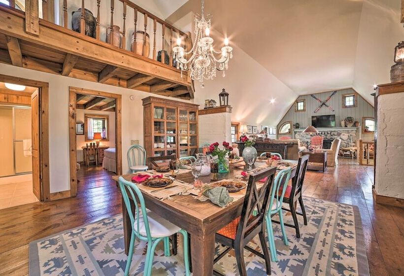 Peaceful Farmhouse W/ Fire Pit: Near Town & Lake!