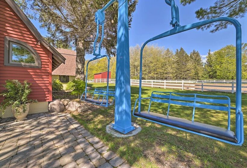 Peaceful Farmhouse W/ Fire Pit: Near Town & Lake!