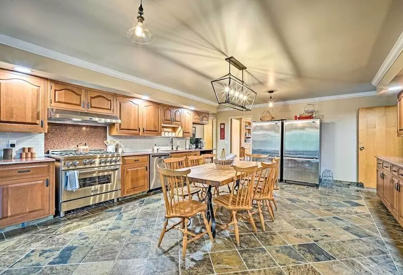 Family Winter Retreat W/ Hot Tub: 14 Mi To Slopes!