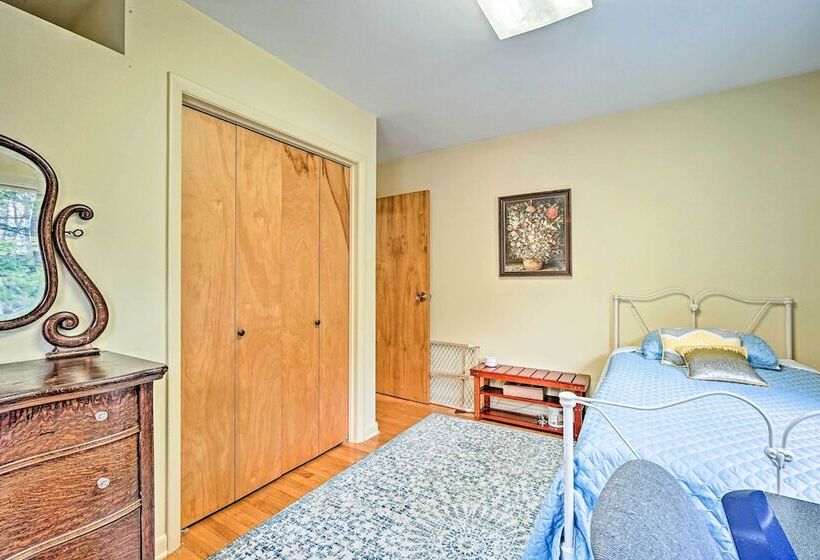 Family Winter Retreat W/ Hot Tub: 14 Mi To Slopes!