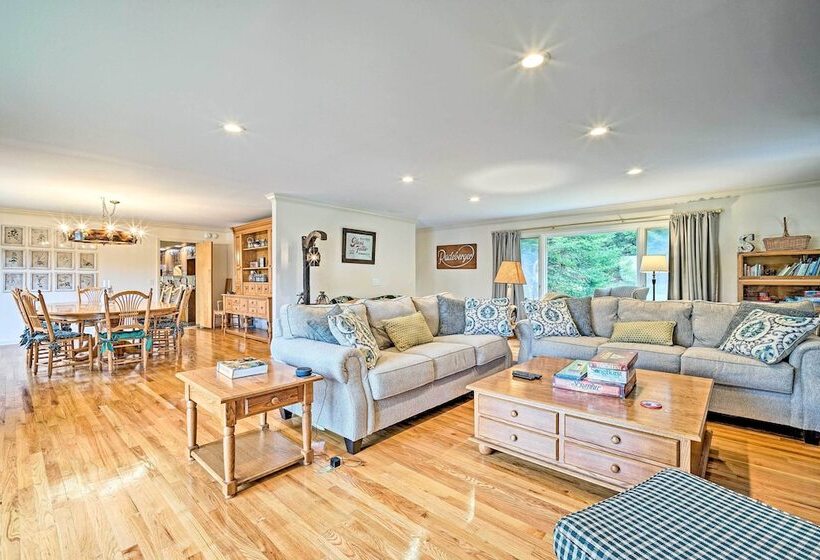 Family Winter Retreat W/ Hot Tub: 14 Mi To Slopes!