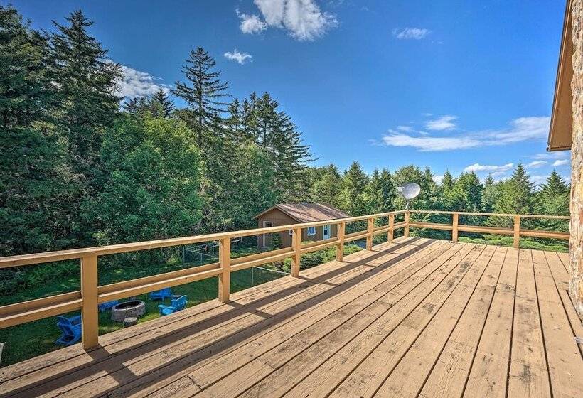 Family Winter Retreat W/ Hot Tub: 14 Mi To Slopes!