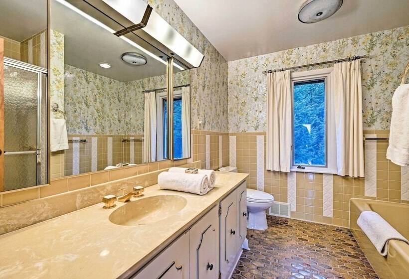 Family Winter Retreat W/ Hot Tub: 14 Mi To Slopes!