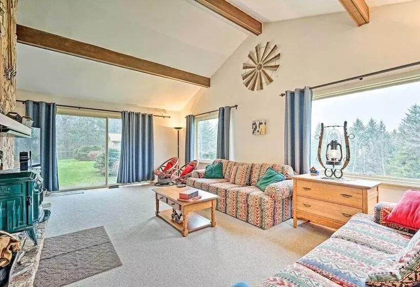 Family Winter Retreat W/ Hot Tub: 14 Mi To Slopes!