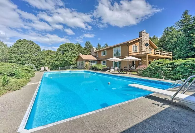 Family Winter Retreat W/ Hot Tub: 14 Mi To Slopes!