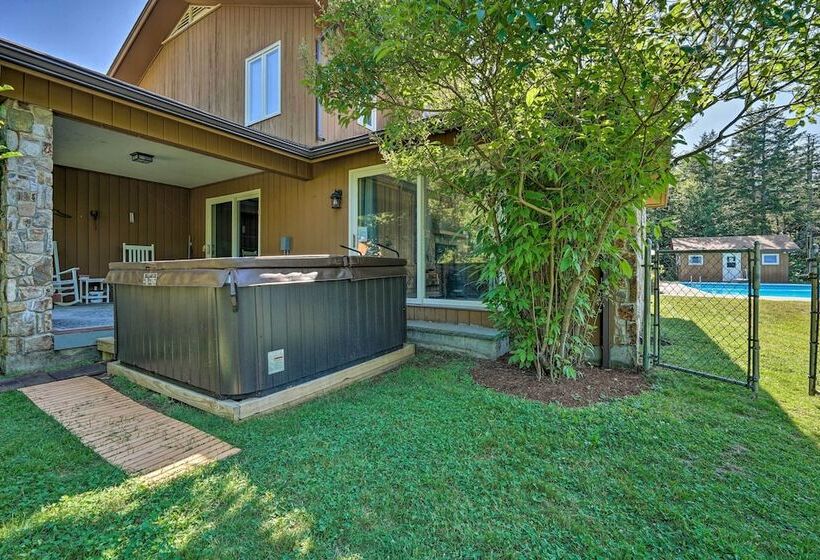 Family Winter Retreat W/ Hot Tub: 14 Mi To Slopes!