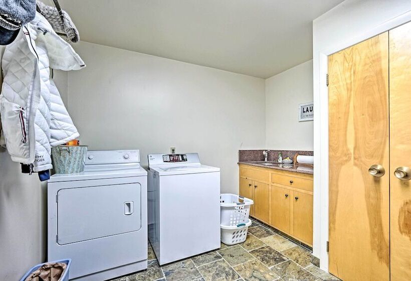 Family Winter Retreat W/ Hot Tub: 14 Mi To Slopes!