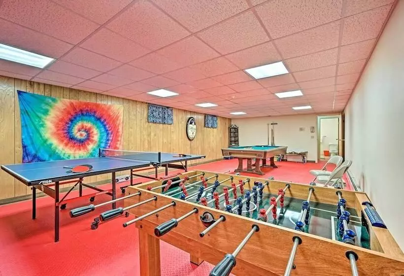 Family Winter Retreat W/ Hot Tub: 14 Mi To Slopes!