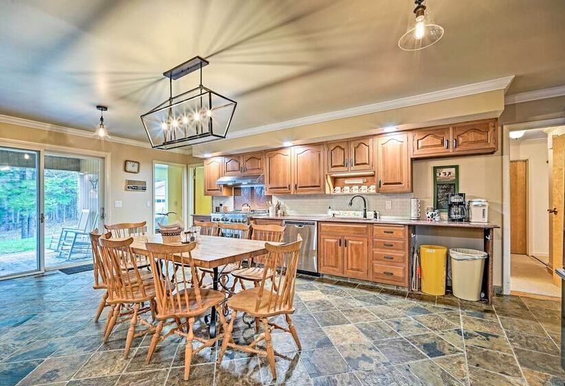 Family Winter Retreat W/ Hot Tub: 14 Mi To Slopes!