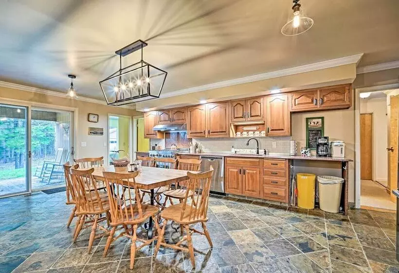 Family Winter Retreat W/ Hot Tub: 14 Mi To Slopes!