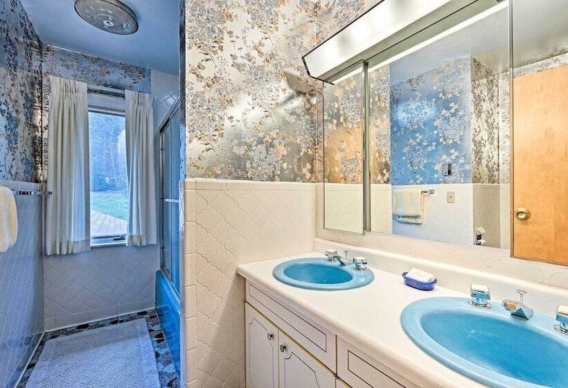 Family Winter Retreat W/ Hot Tub: 14 Mi To Slopes!