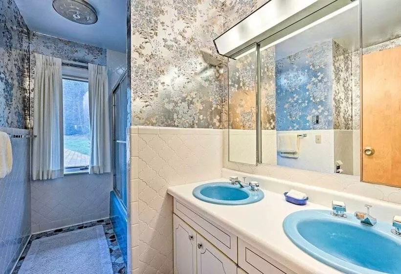 Family Winter Retreat W/ Hot Tub: 14 Mi To Slopes!