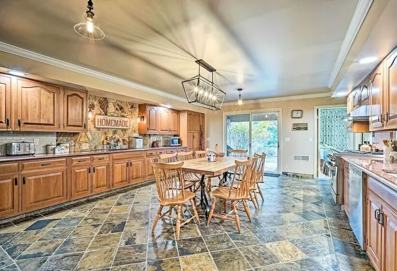 Family Winter Retreat W/ Hot Tub: 14 Mi To Slopes!