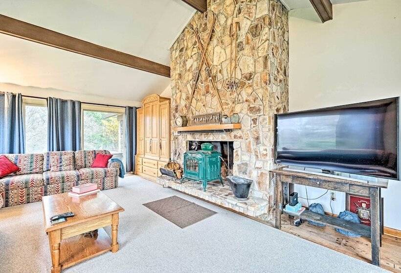 Family Winter Retreat W/ Hot Tub: 14 Mi To Slopes!