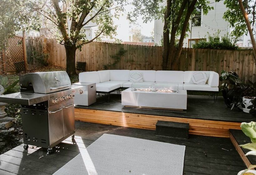 Home With Outdoor Oasis In Downtown Raleigh!