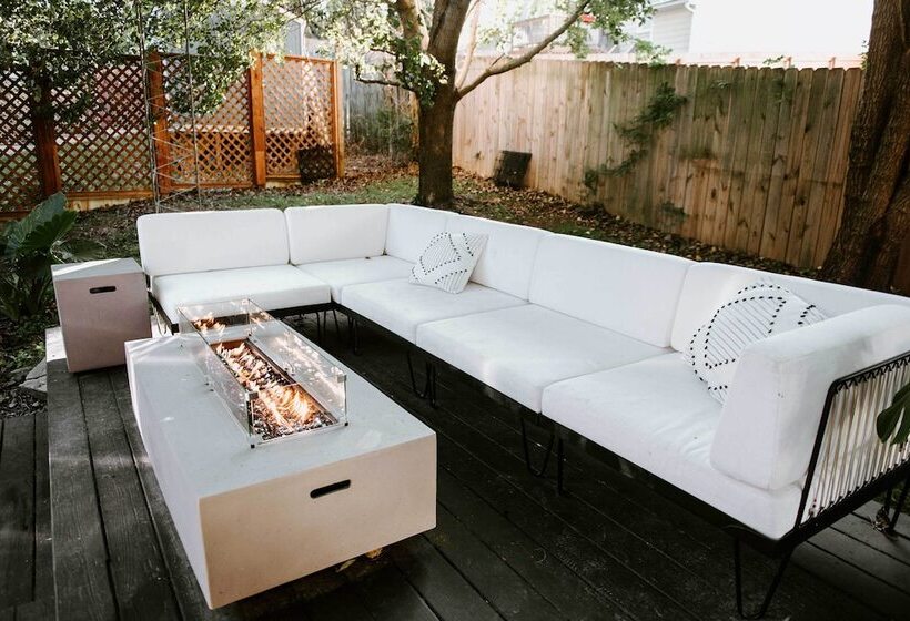 Home With Outdoor Oasis In Downtown Raleigh!