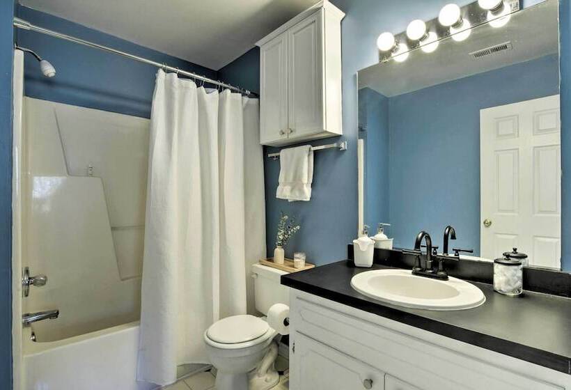 Home With Outdoor Oasis In Downtown Raleigh!