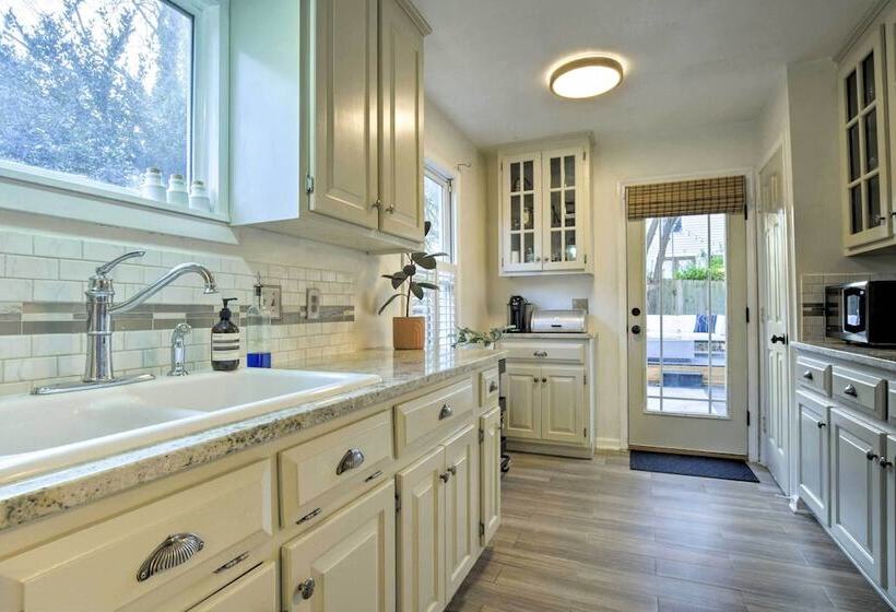 Home With Outdoor Oasis In Downtown Raleigh!