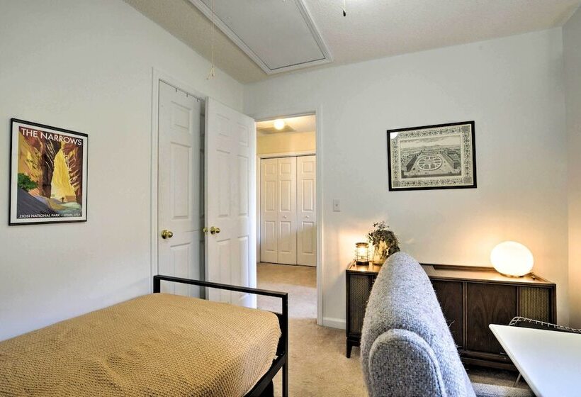 Home With Outdoor Oasis In Downtown Raleigh!