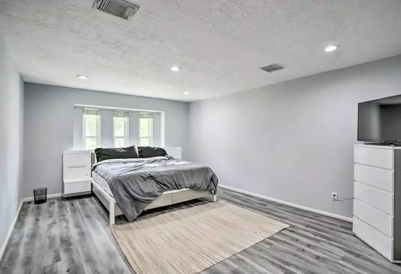 Houston Retreat W/ Game Room & Private Pool!