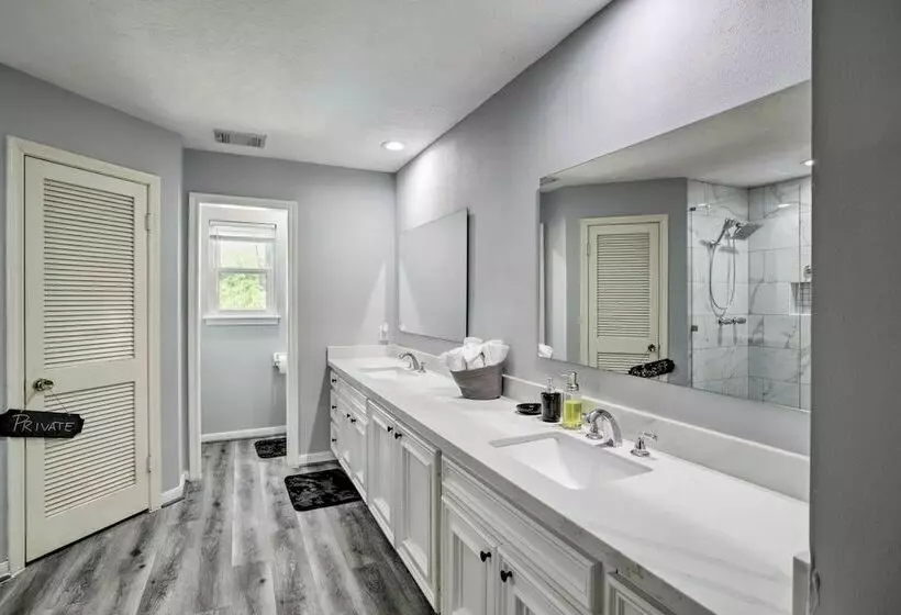 Houston Retreat W/ Game Room & Private Pool!