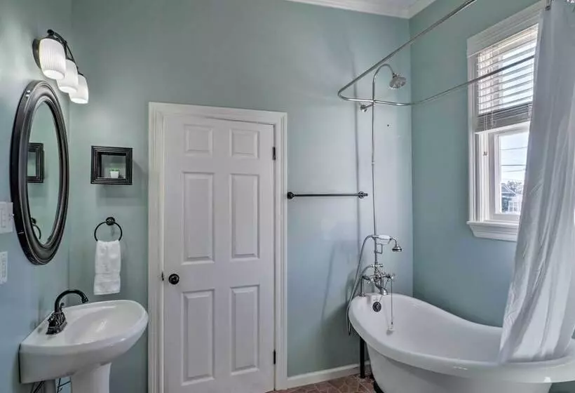 Lake Charles Cottage W/ Fireplace & Yard!