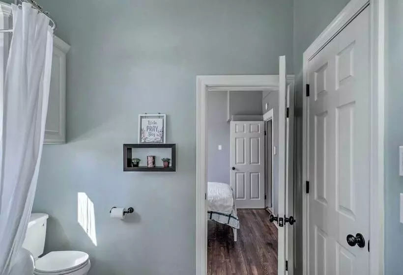 Lake Charles Cottage W/ Fireplace & Yard!