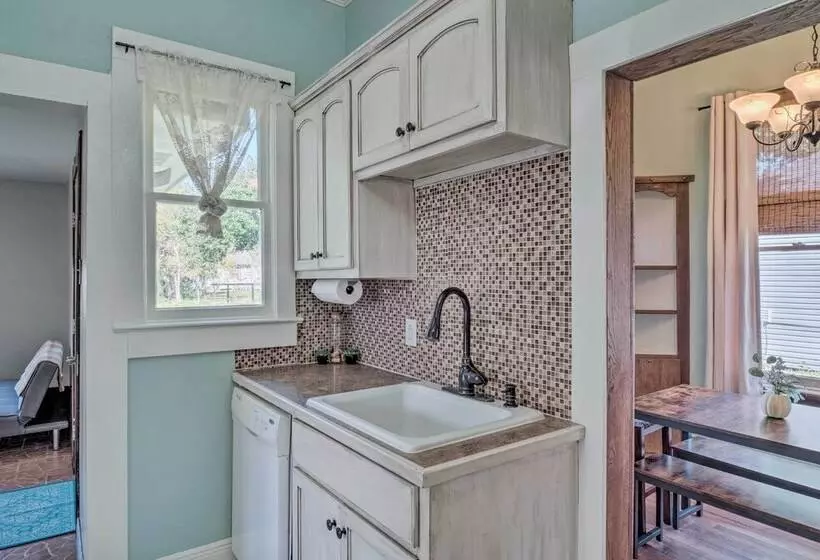 Lake Charles Cottage W/ Fireplace & Yard!