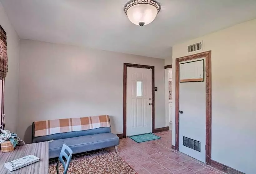 Lake Charles Cottage W/ Fireplace & Yard!