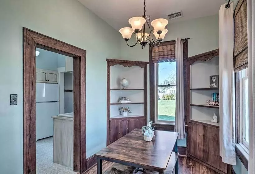 Lake Charles Cottage W/ Fireplace & Yard!