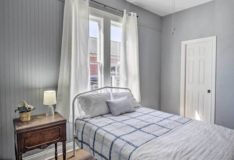 Lake Charles Cottage W/ Fireplace & Yard!