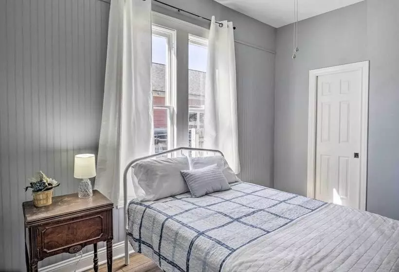 Lake Charles Cottage W/ Fireplace & Yard!