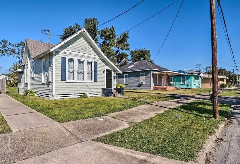 Lake Charles Cottage W/ Fireplace & Yard!