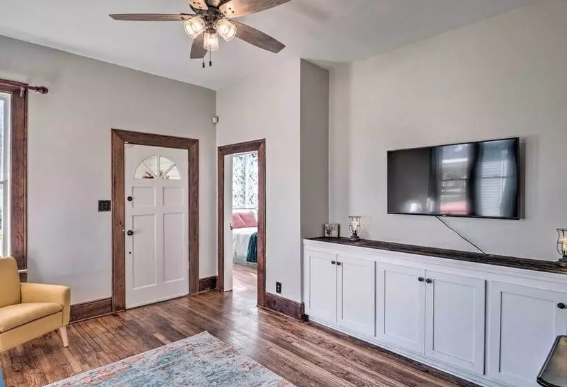 Lake Charles Cottage W/ Fireplace & Yard!