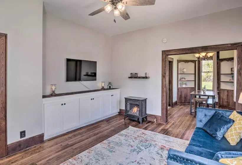 Lake Charles Cottage W/ Fireplace & Yard!