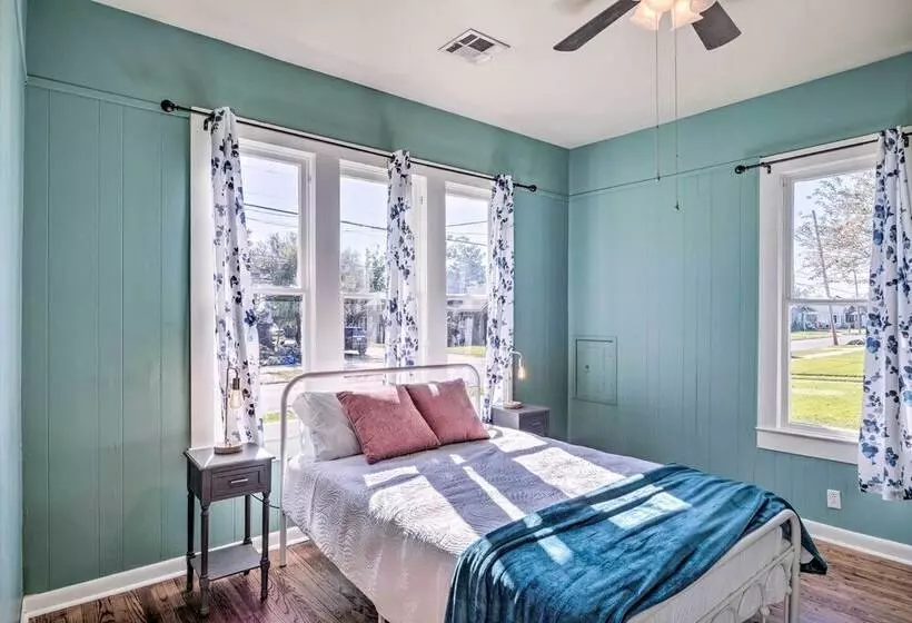 Lake Charles Cottage W/ Fireplace & Yard!