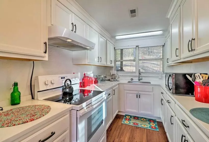 Lakefront Delta Cottage W/ Views, Canoe & Dock!